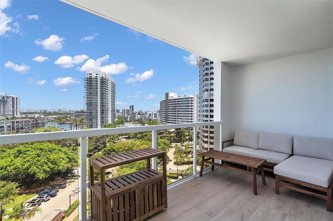 Recently Sold: $1,975,000 (3 beds, 3 baths, 2388 Square Feet)