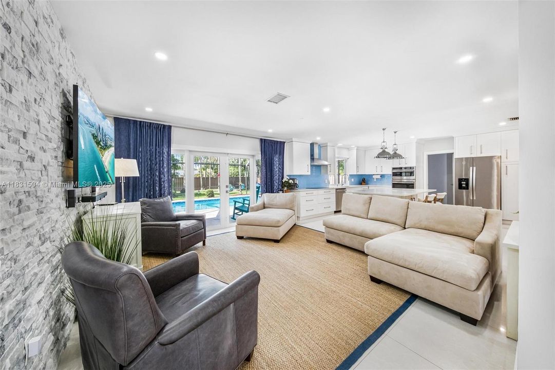 Recently Sold: $1,295,000 (5 beds, 3 baths, 2172 Square Feet)