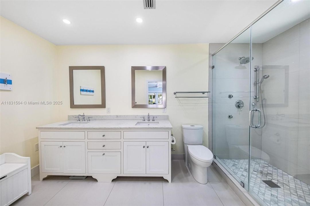 Recently Sold: $1,295,000 (5 beds, 3 baths, 2172 Square Feet)