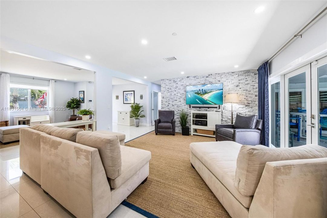 Recently Sold: $1,295,000 (5 beds, 3 baths, 2172 Square Feet)