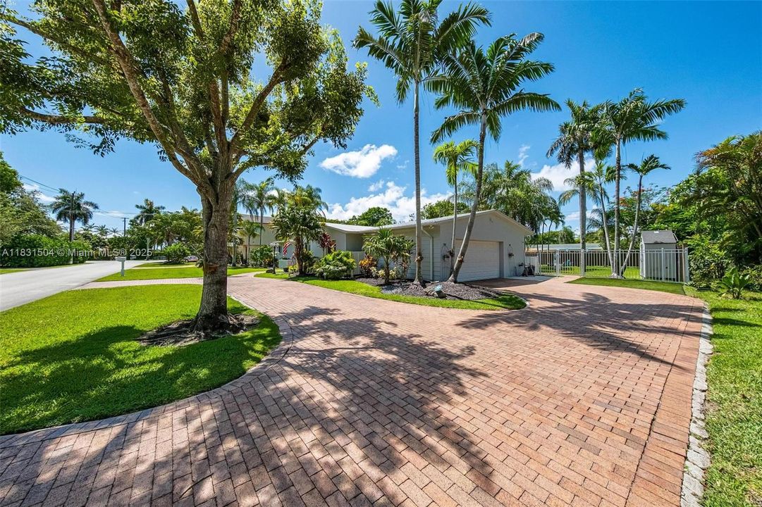 Recently Sold: $1,295,000 (5 beds, 3 baths, 2172 Square Feet)