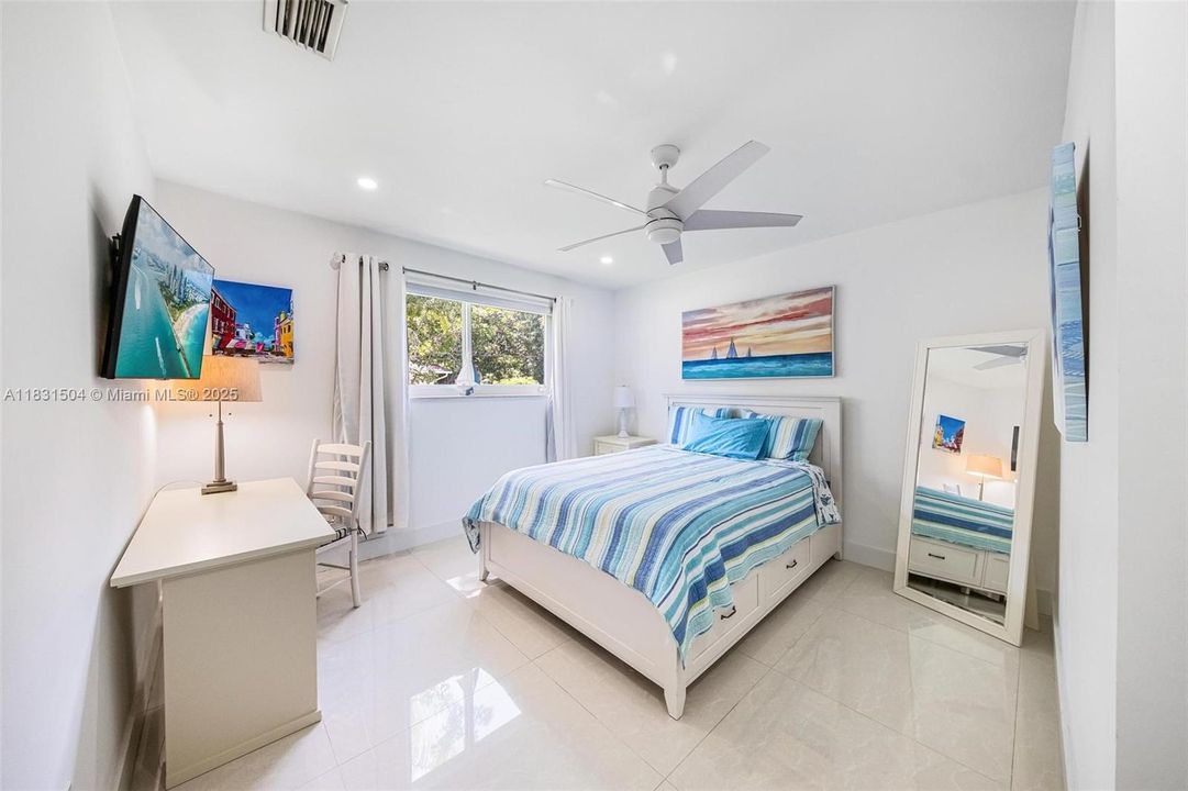 Recently Sold: $1,295,000 (5 beds, 3 baths, 2172 Square Feet)