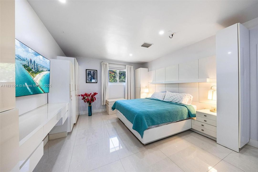 Recently Sold: $1,295,000 (5 beds, 3 baths, 2172 Square Feet)