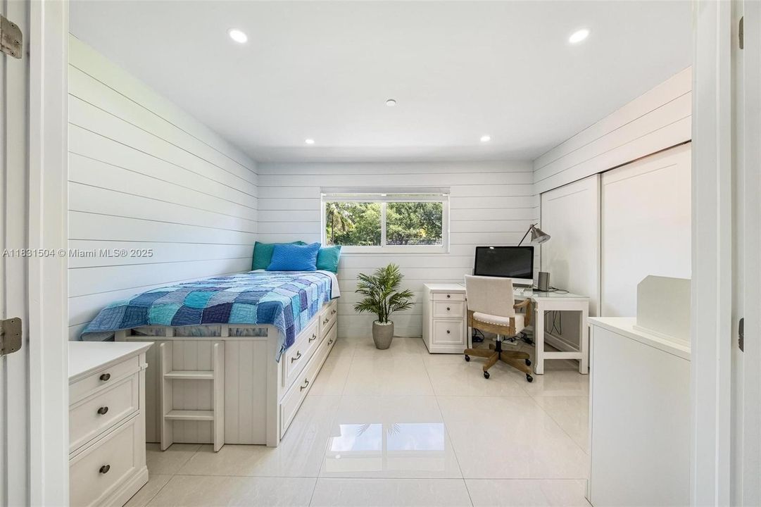 Recently Sold: $1,295,000 (5 beds, 3 baths, 2172 Square Feet)