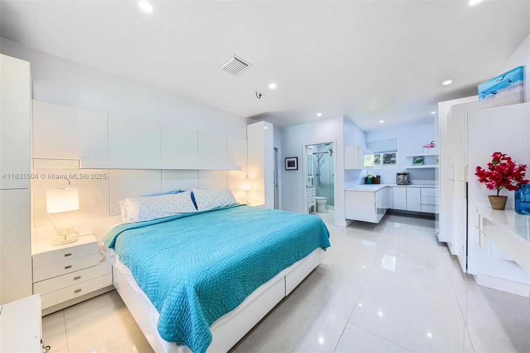 Recently Sold: $1,295,000 (5 beds, 3 baths, 2172 Square Feet)