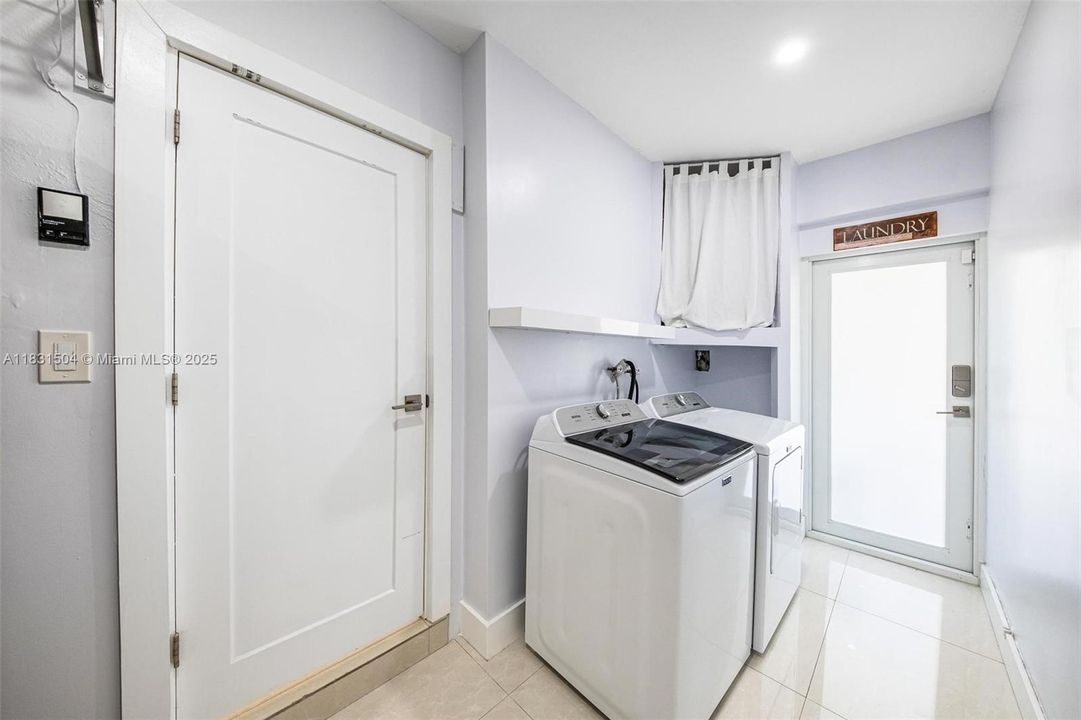 Recently Sold: $1,295,000 (5 beds, 3 baths, 2172 Square Feet)