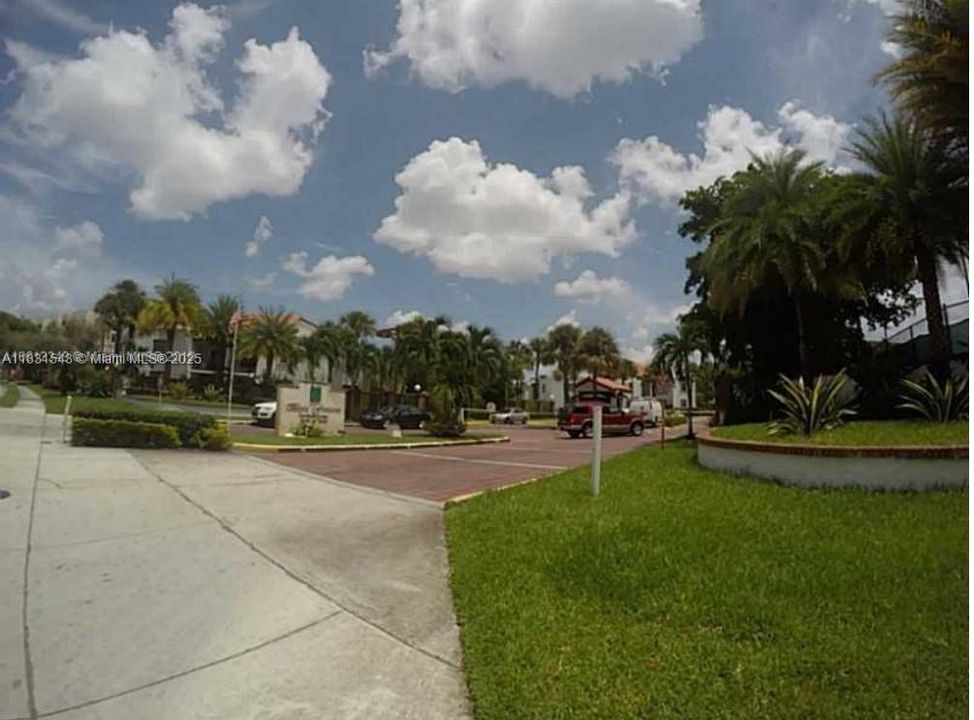 Recently Sold: $320,000 (2 beds, 2 baths, 1000 Square Feet)