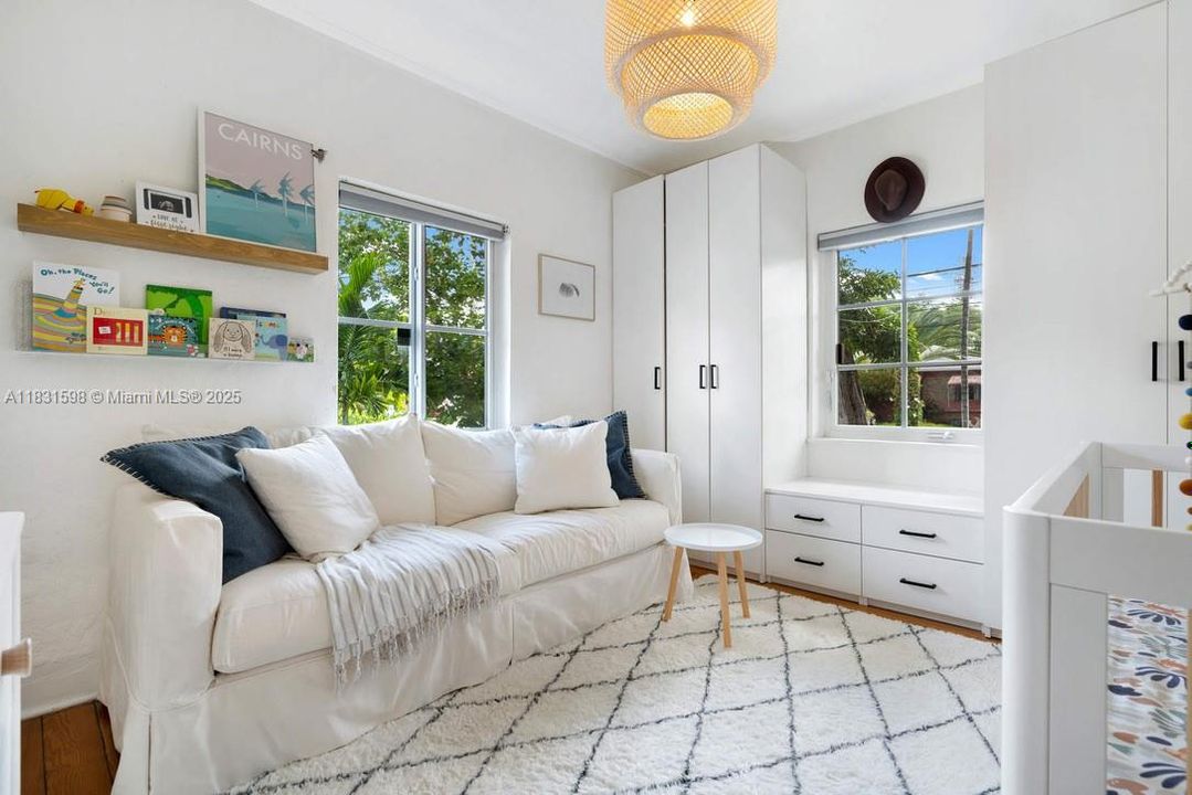 Недавно продано: $749,000 (2 спален, 1 ванн, 966 Квадратных фут)