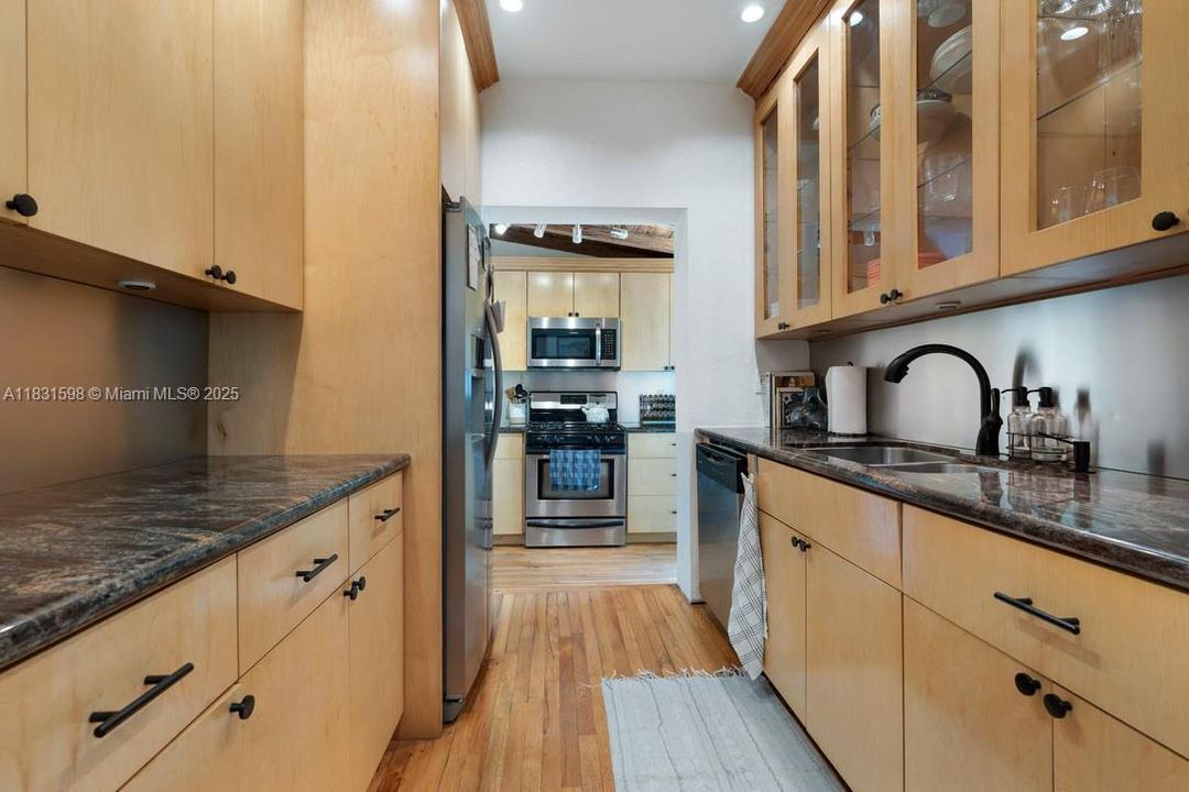 Недавно продано: $749,000 (2 спален, 1 ванн, 966 Квадратных фут)