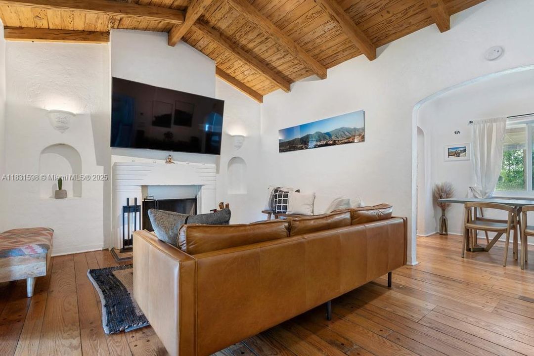 Недавно продано: $749,000 (2 спален, 1 ванн, 966 Квадратных фут)