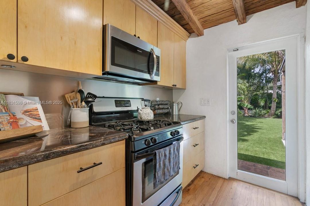 Недавно продано: $749,000 (2 спален, 1 ванн, 966 Квадратных фут)