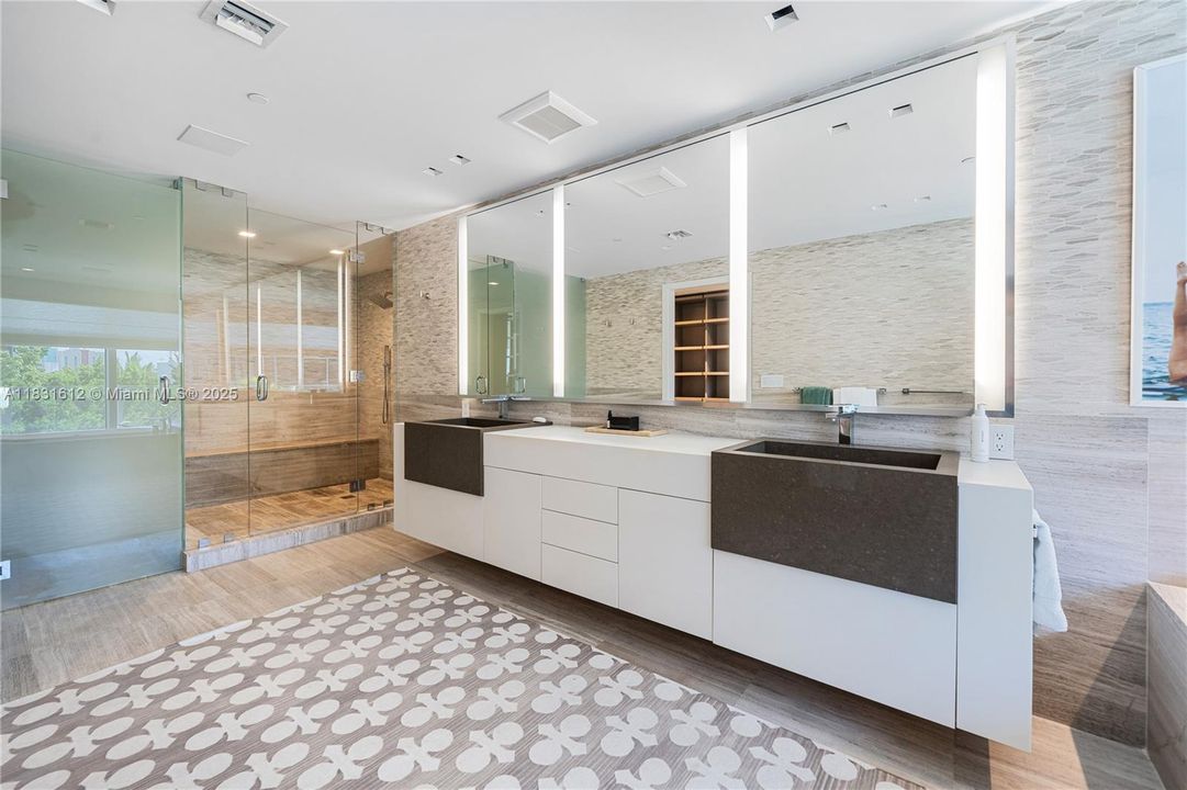 Под контрактом: $40,000 (4 спален, 4 ванн, 3337 Квадратных фут)