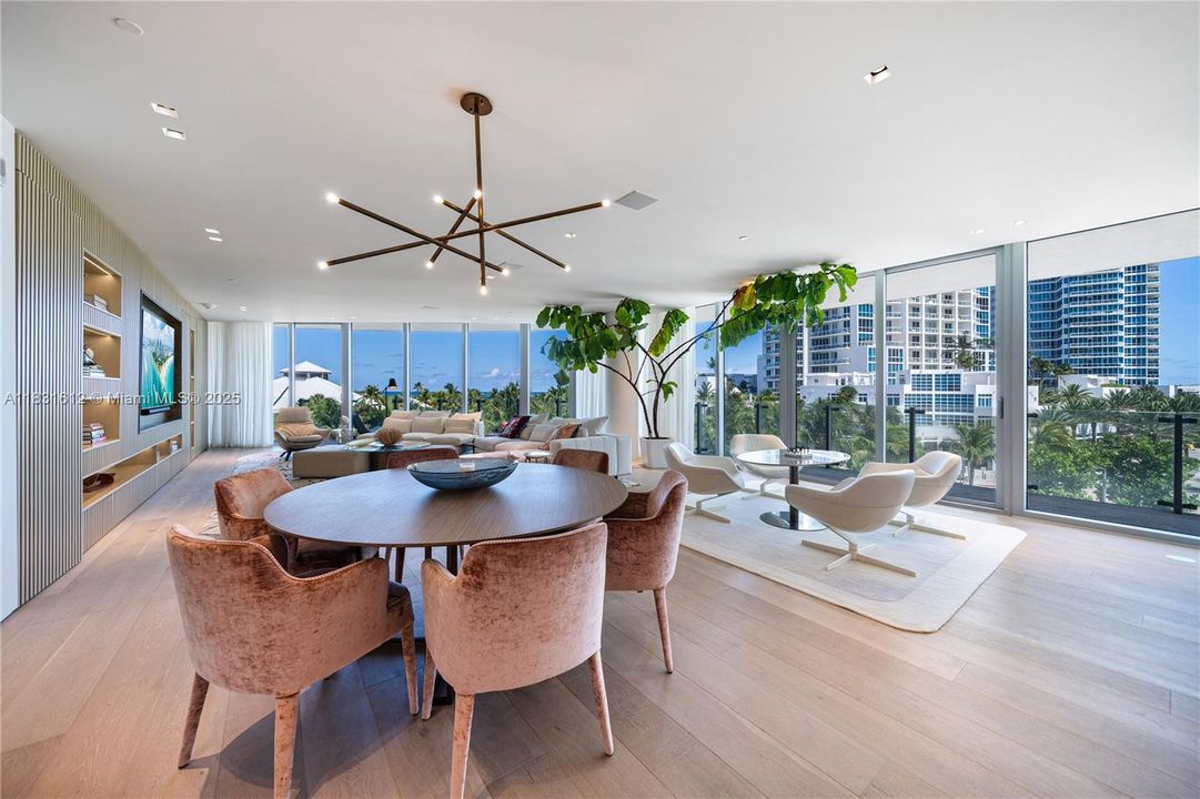 Под контрактом: $40,000 (4 спален, 4 ванн, 3337 Квадратных фут)