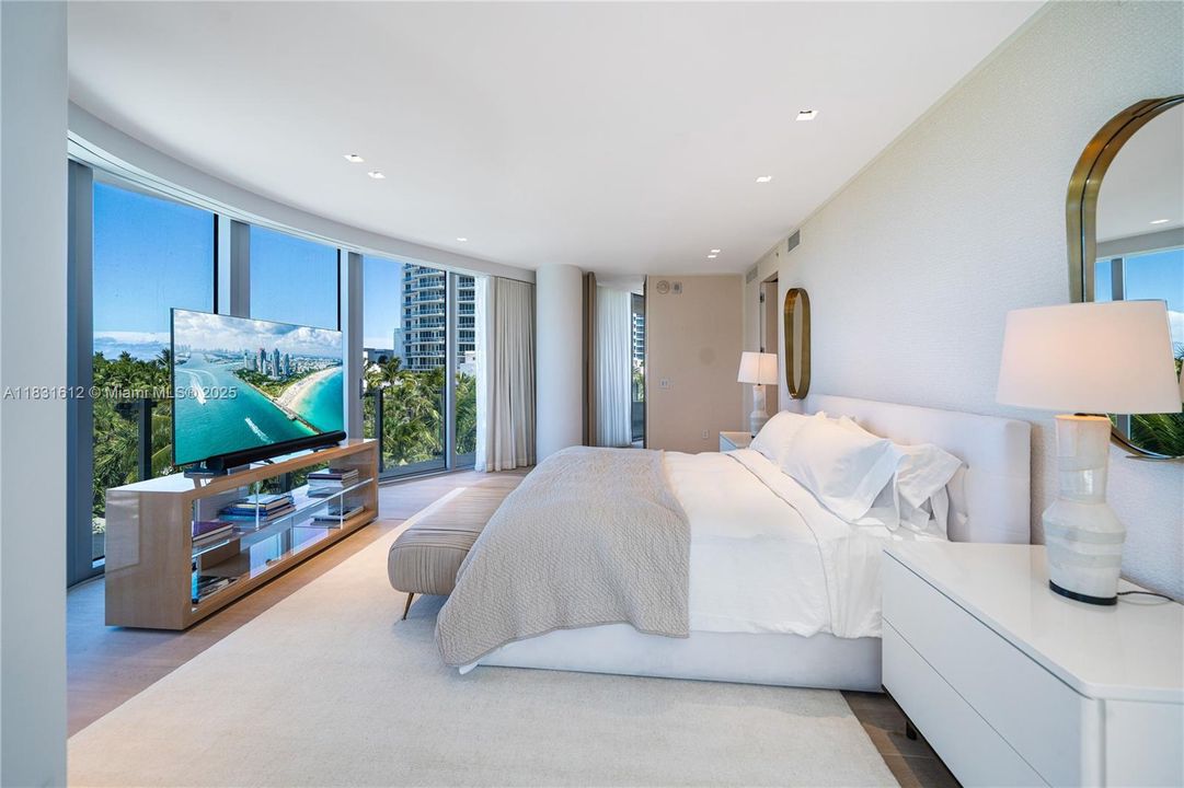 Под контрактом: $40,000 (4 спален, 4 ванн, 3337 Квадратных фут)