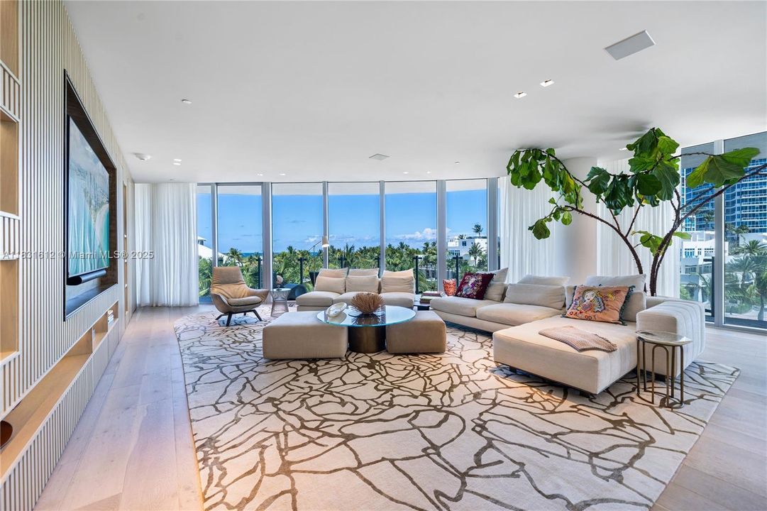 Под контрактом: $40,000 (4 спален, 4 ванн, 3337 Квадратных фут)