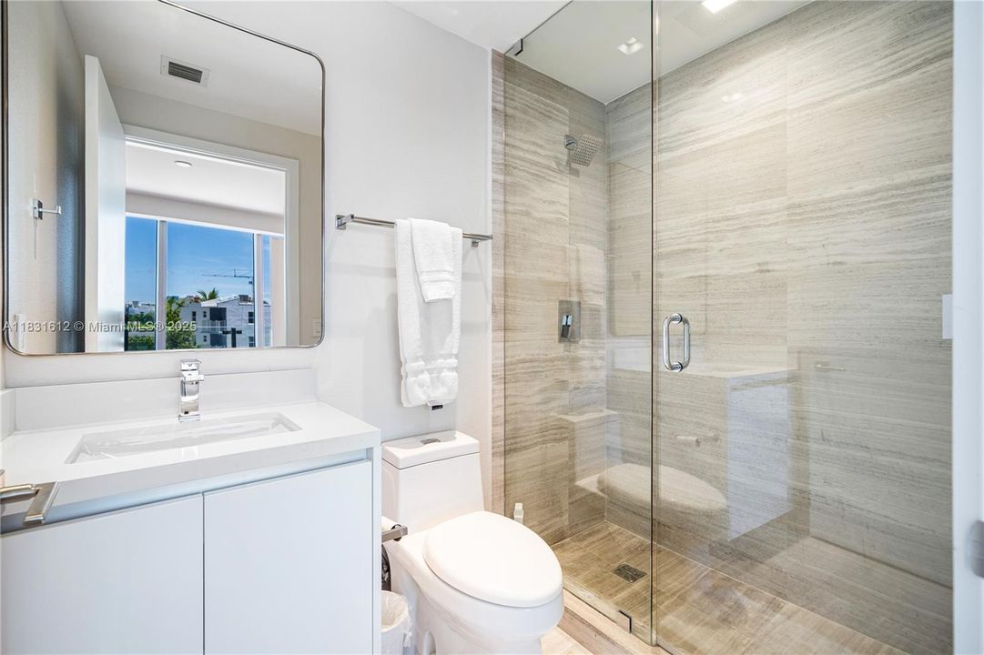 Под контрактом: $40,000 (4 спален, 4 ванн, 3337 Квадратных фут)