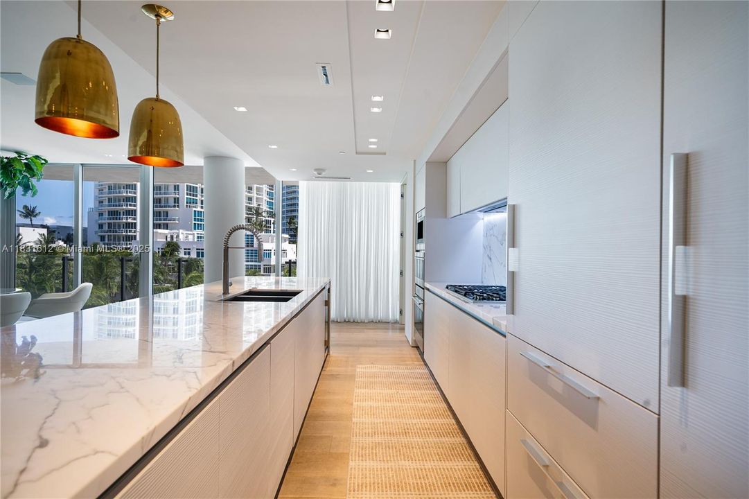 Под контрактом: $40,000 (4 спален, 4 ванн, 3337 Квадратных фут)