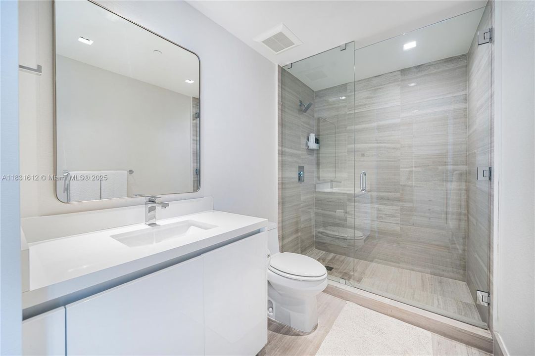 Под контрактом: $40,000 (4 спален, 4 ванн, 3337 Квадратных фут)