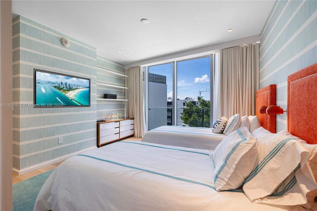 Под контрактом: $40,000 (4 спален, 4 ванн, 3337 Квадратных фут)