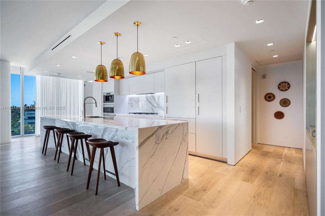 Под контрактом: $40,000 (4 спален, 4 ванн, 3337 Квадратных фут)