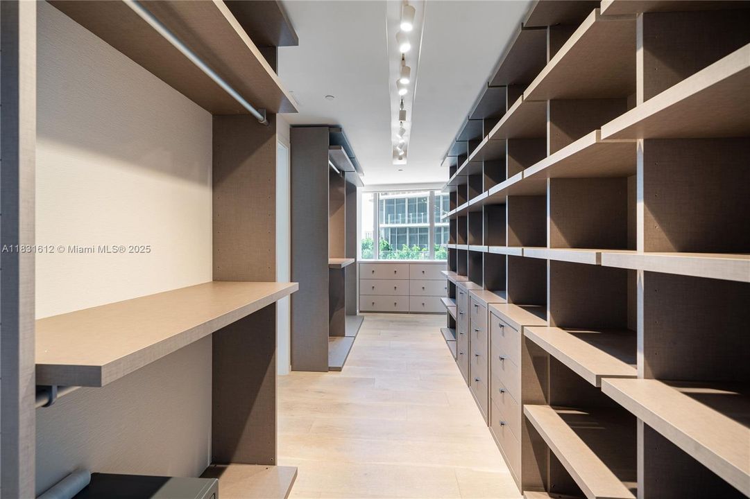 Под контрактом: $40,000 (4 спален, 4 ванн, 3337 Квадратных фут)