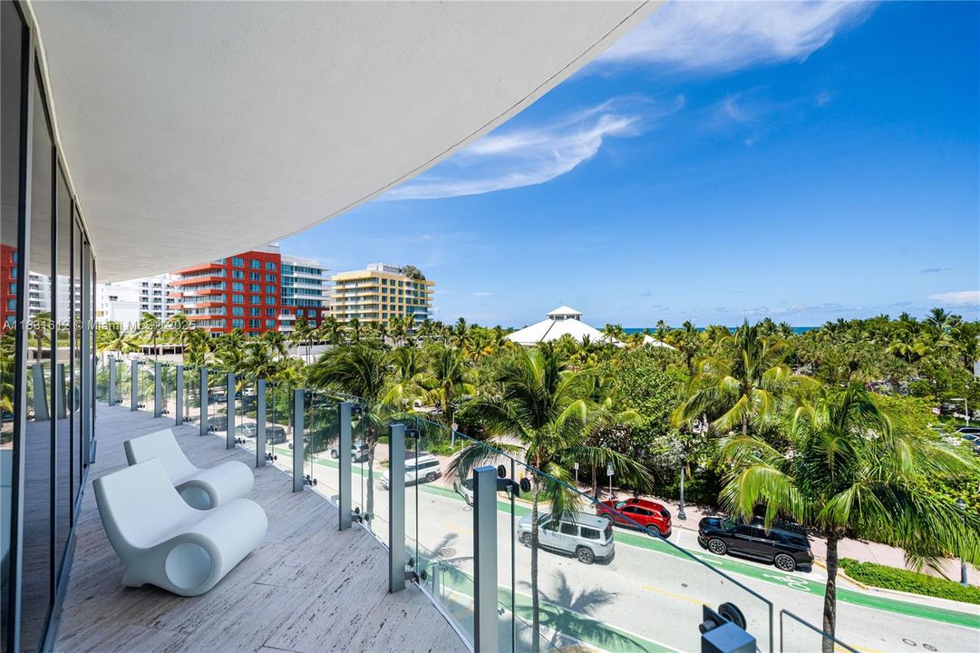 Под контрактом: $40,000 (4 спален, 4 ванн, 3337 Квадратных фут)