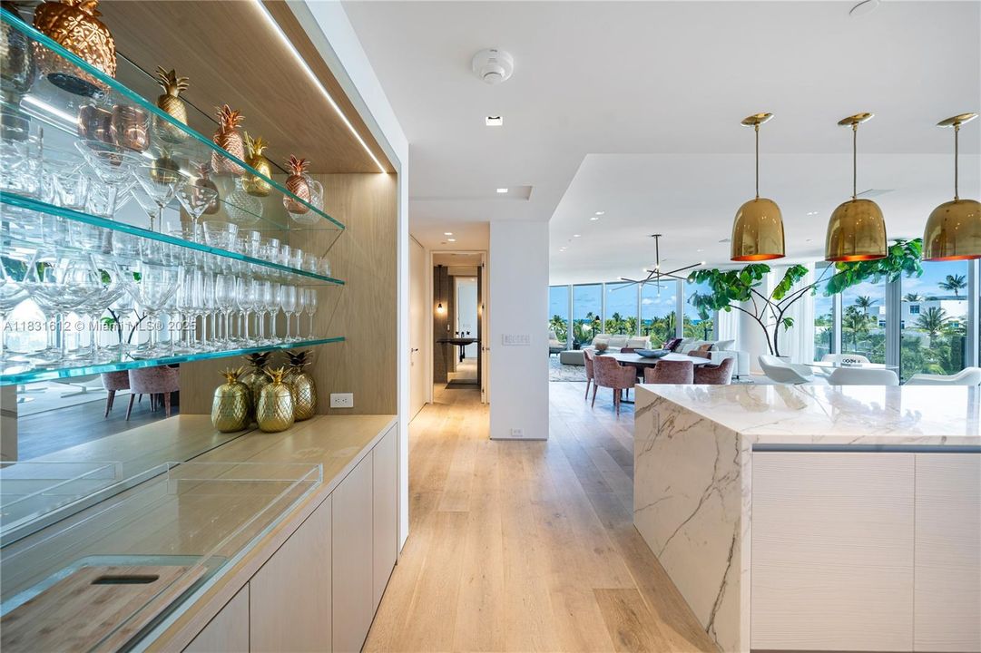 Под контрактом: $40,000 (4 спален, 4 ванн, 3337 Квадратных фут)