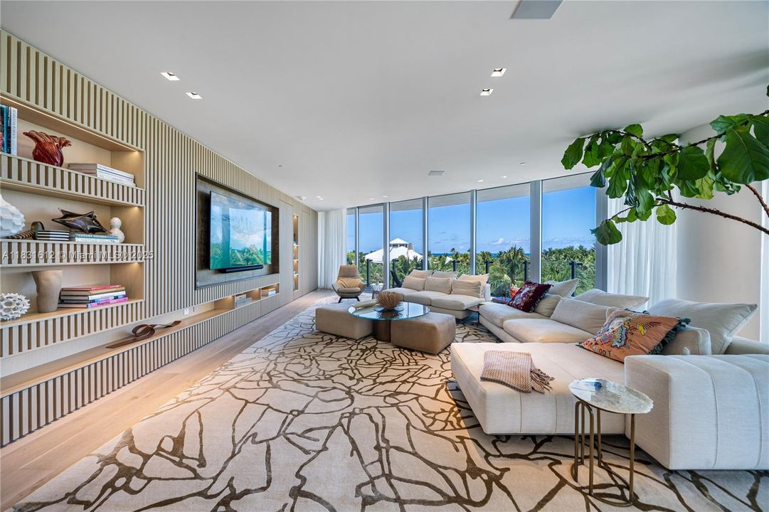 Под контрактом: $40,000 (4 спален, 4 ванн, 3337 Квадратных фут)