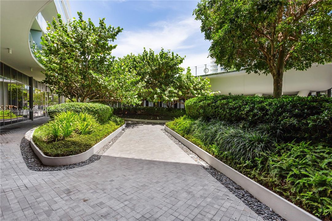 Под контрактом: $40,000 (4 спален, 4 ванн, 3337 Квадратных фут)