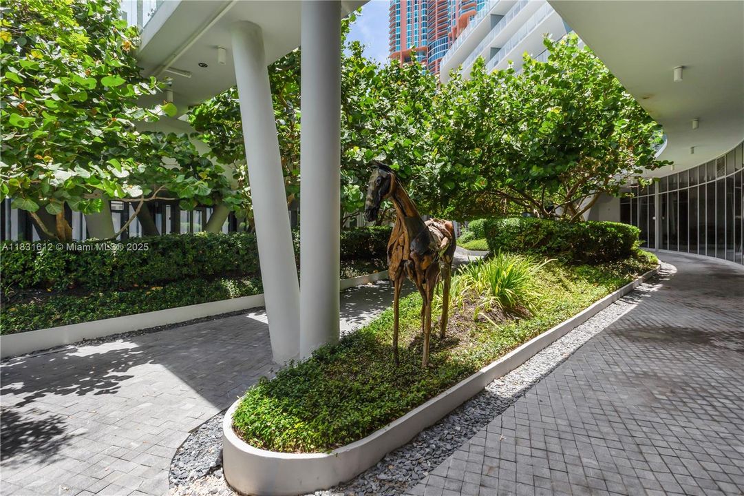 Под контрактом: $40,000 (4 спален, 4 ванн, 3337 Квадратных фут)