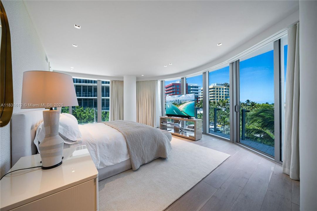 Под контрактом: $40,000 (4 спален, 4 ванн, 3337 Квадратных фут)