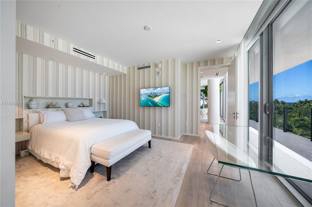 Под контрактом: $40,000 (4 спален, 4 ванн, 3337 Квадратных фут)