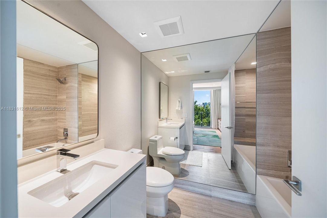 Под контрактом: $40,000 (4 спален, 4 ванн, 3337 Квадратных фут)