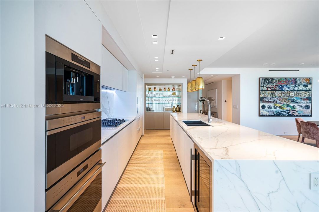 Под контрактом: $40,000 (4 спален, 4 ванн, 3337 Квадратных фут)