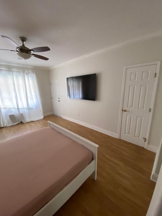 For Sale: $230,000 (0 beds, 1 baths, 400 Square Feet)