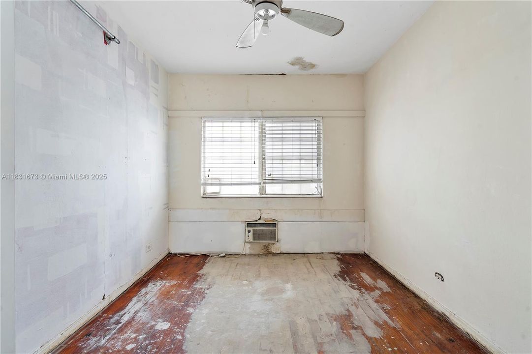 For Sale: $190,000 (1 beds, 1 baths, 550 Square Feet)