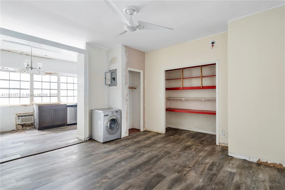 For Sale: $190,000 (1 beds, 1 baths, 550 Square Feet)