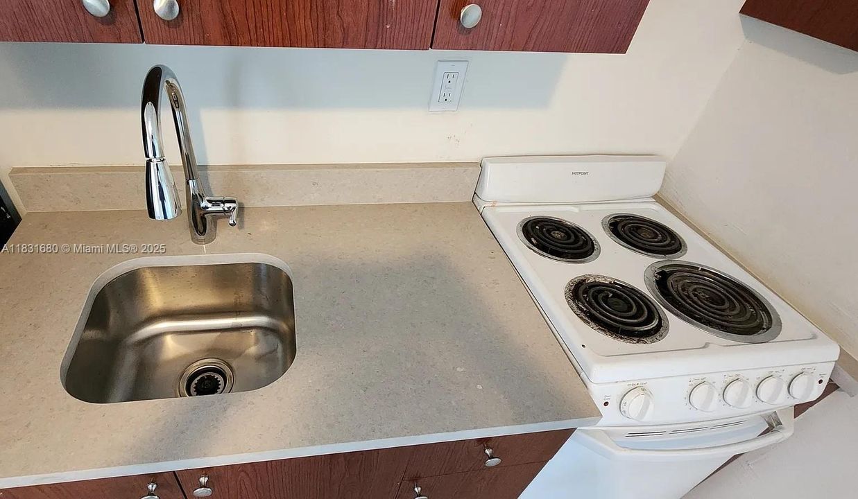 Под контрактом: $1,299 (0 спален, 1 ванн, 1630 Квадратных фут)