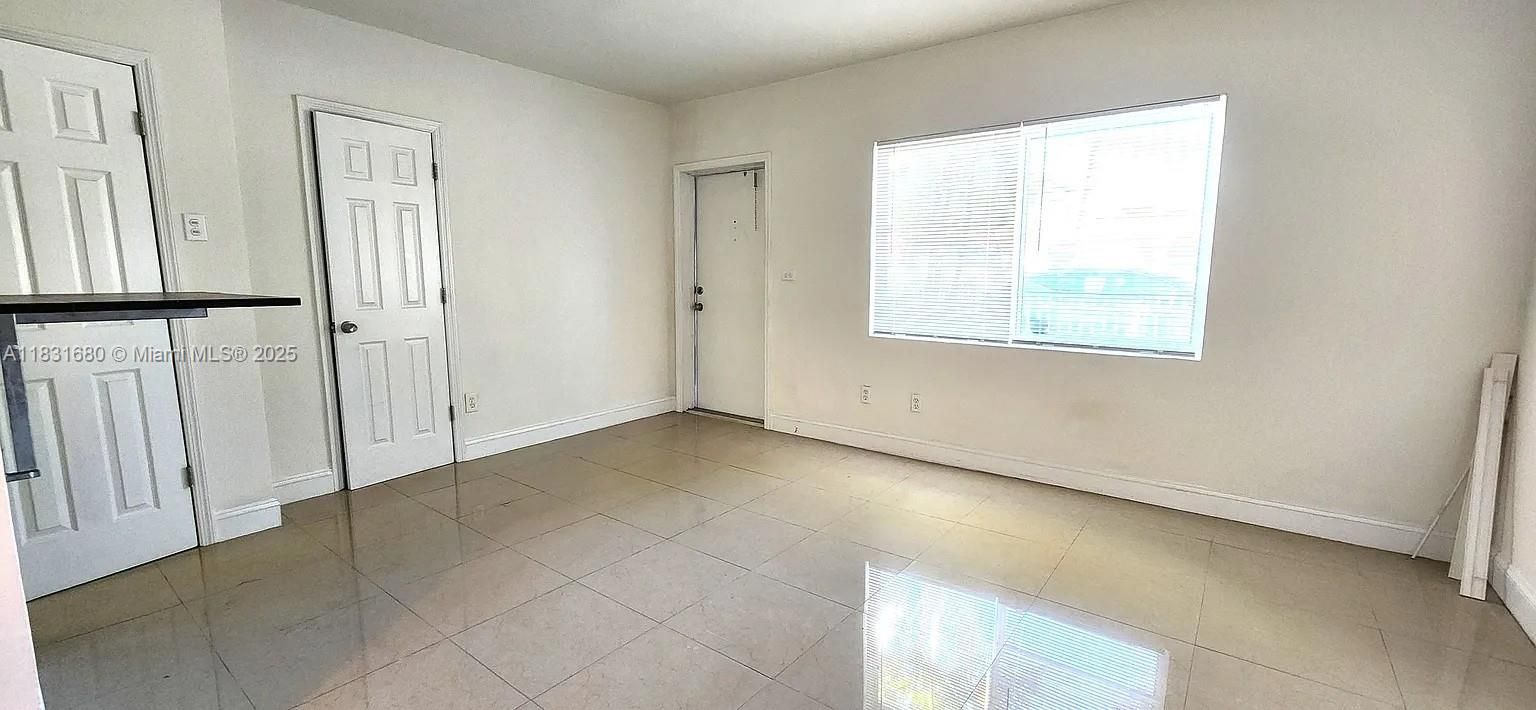 Под контрактом: $1,299 (0 спален, 1 ванн, 1630 Квадратных фут)