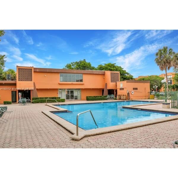 Recently Sold: $320,000 (3 beds, 2 baths, 1266 Square Feet)