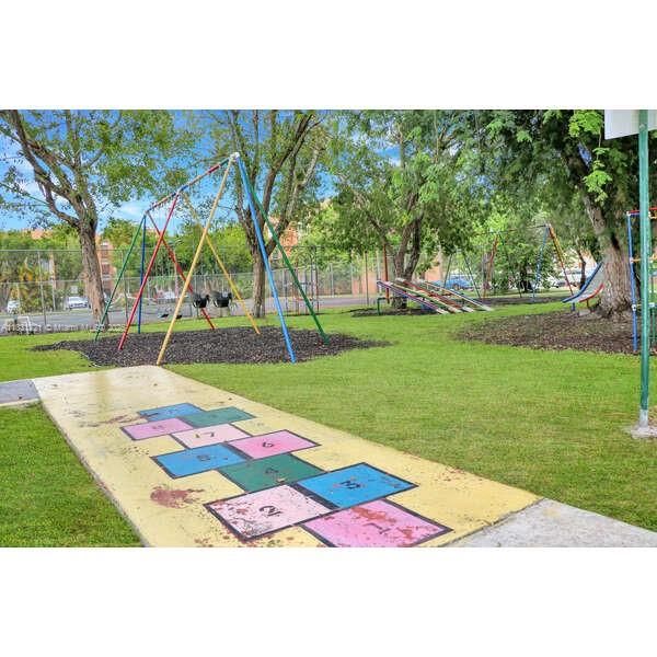 Recently Sold: $320,000 (3 beds, 2 baths, 1266 Square Feet)