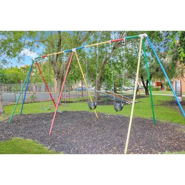 Recently Sold: $320,000 (3 beds, 2 baths, 1266 Square Feet)