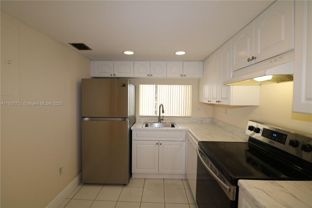 Recently Sold: $320,000 (3 beds, 2 baths, 1266 Square Feet)