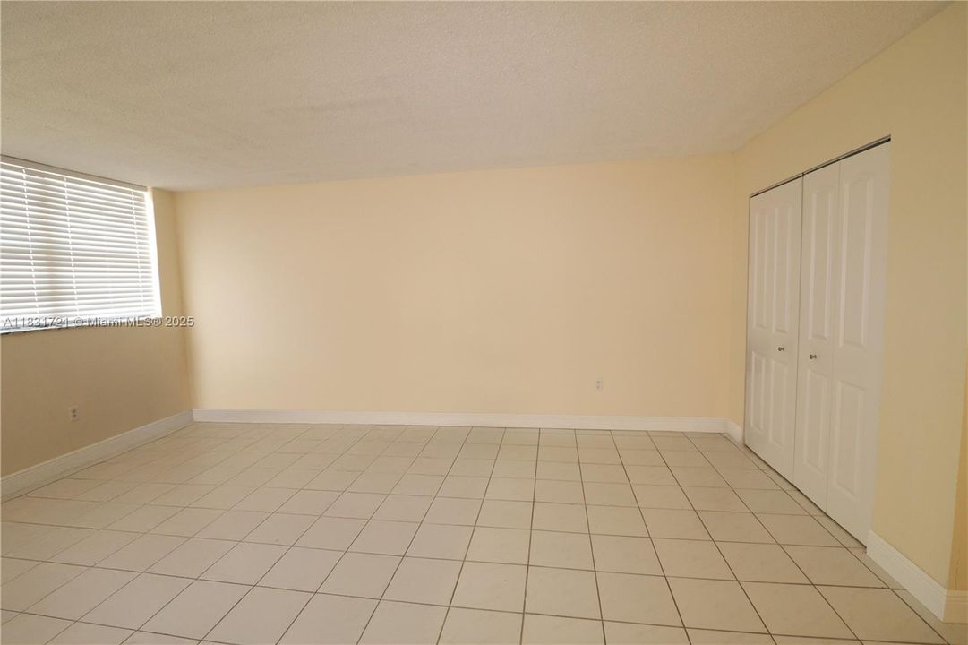 Recently Sold: $320,000 (3 beds, 2 baths, 1266 Square Feet)