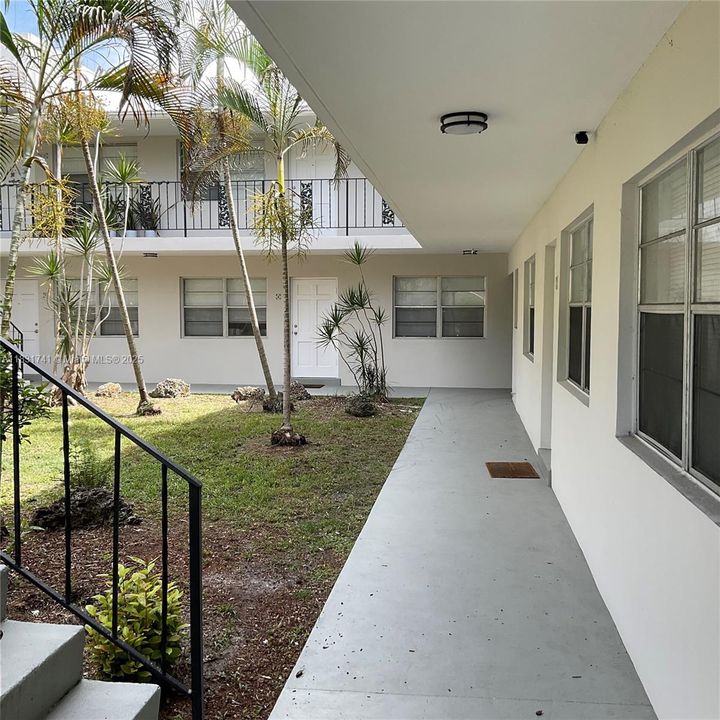 合同活跃: $1,899 (1 贝兹, 1 浴室, 700 平方英尺)