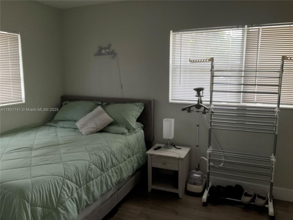 合同活跃: $1,899 (1 贝兹, 1 浴室, 700 平方英尺)