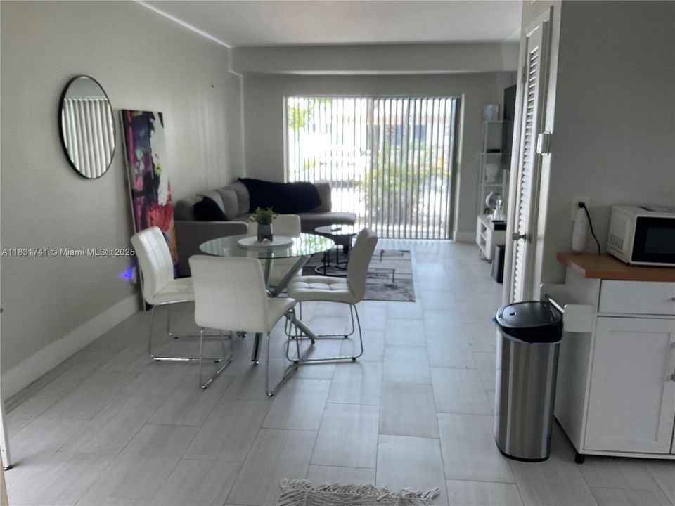 合同活跃: $1,899 (1 贝兹, 1 浴室, 700 平方英尺)