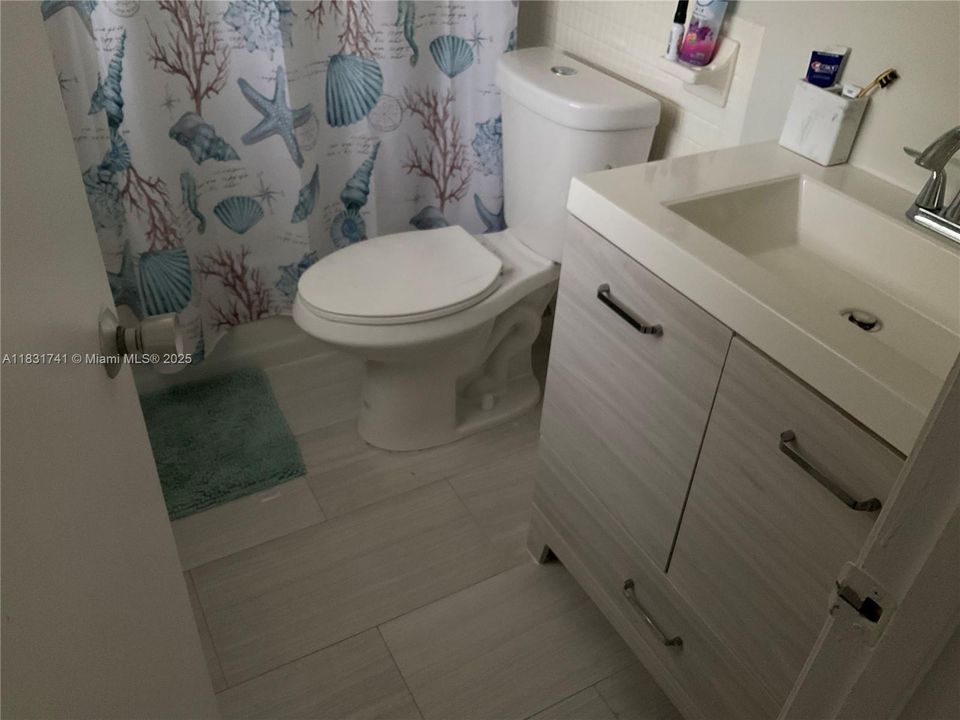 合同活跃: $1,899 (1 贝兹, 1 浴室, 700 平方英尺)