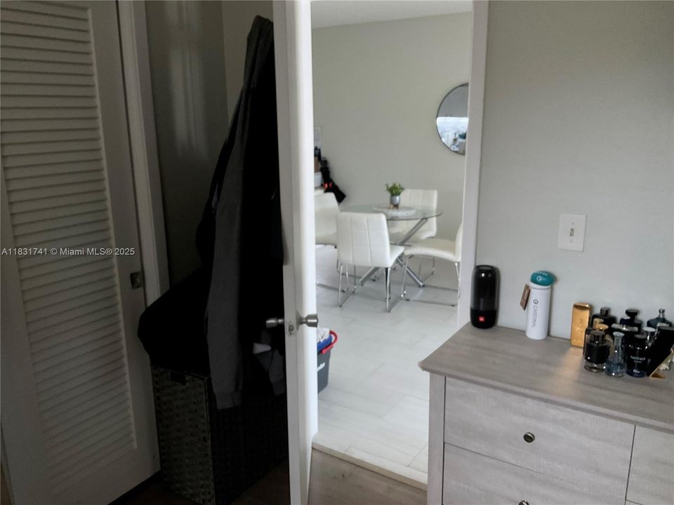 合同活跃: $1,899 (1 贝兹, 1 浴室, 700 平方英尺)