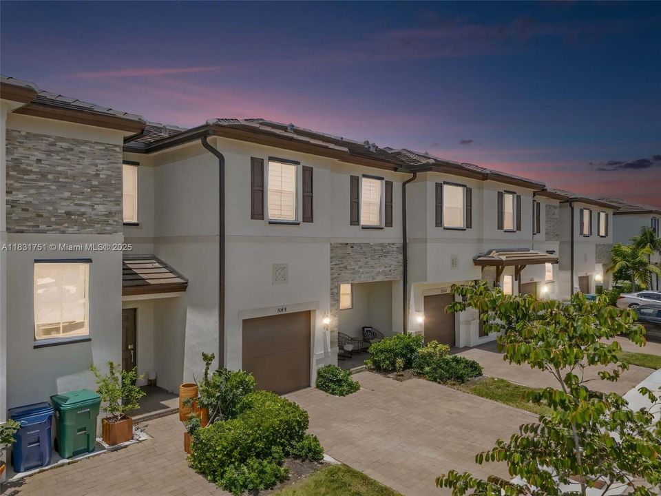 Недавно продано: $459,900 (3 спален, 2 ванн, 1832 Квадратных фут)